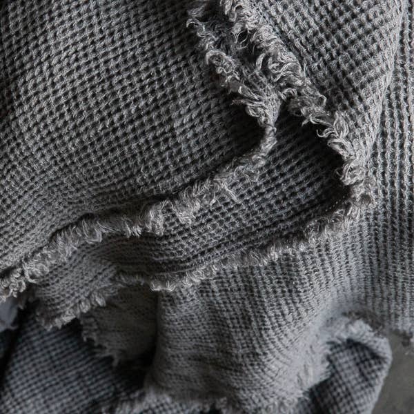 LinenMe - Wholesale Throw Blanket - Linen Throw With Fringes Steel Grey Washed Waffle2