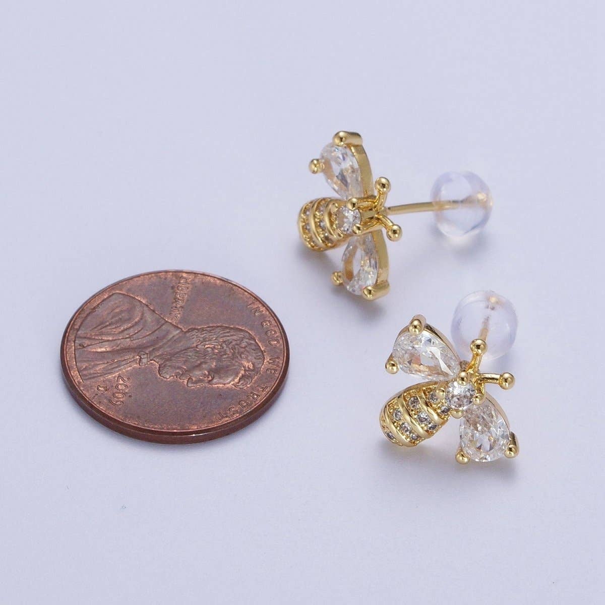 Aim Eternal - Vente Clous d'oreille - Boucles d'oreilles clous en or rempli 14K avec micro pavé d'abeille reine en zircon cubique | AD-5863