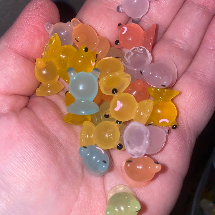 Brillan en la oscuridad ranas acrílicas de tamaño mini para venta al por mayor de Moon River Designs