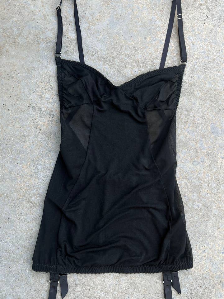 Robe à jarretelles Midheaven en jersey Tencel modal noir pour la vente par Clare Bare