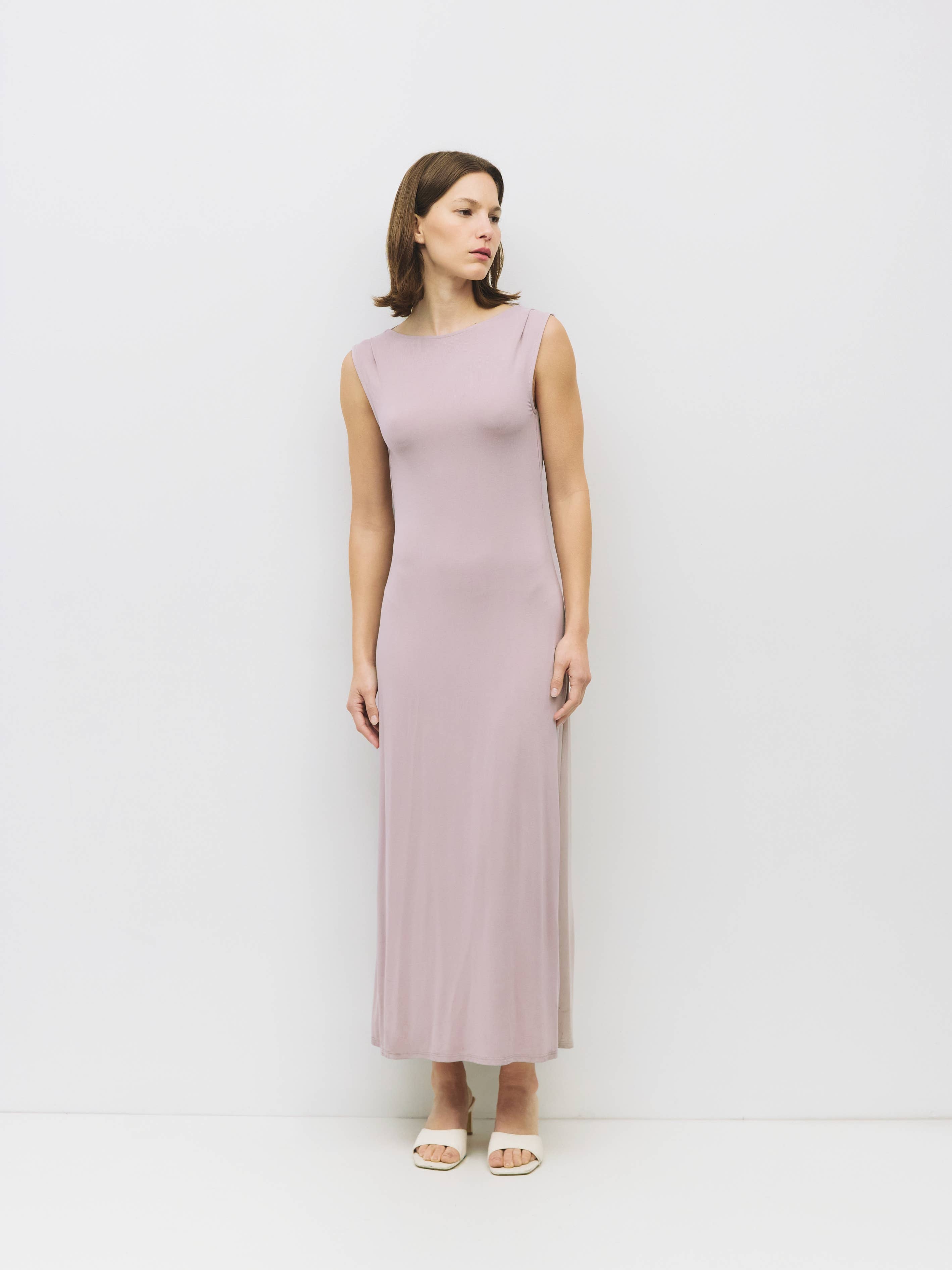 MOD REF – Großhandel Kleid – Damen – Das Benson-Kleid | Strick-Maxikleid mit Wasserfallausschnitt am Rücken0