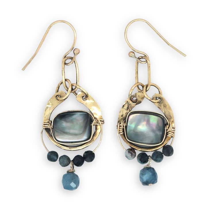 New England Blauwe Abalone Oorbellen E84191 voor wholesale door Art by any Means Jewelry