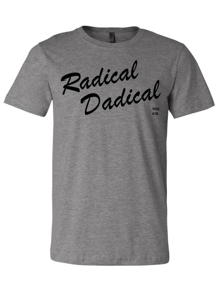 THIS KID SUPPLY CO. - Radical Dadical Tee - Sort på Grå (Voksenstørrelser) for engroshandel hos This Kid Clothing Co.