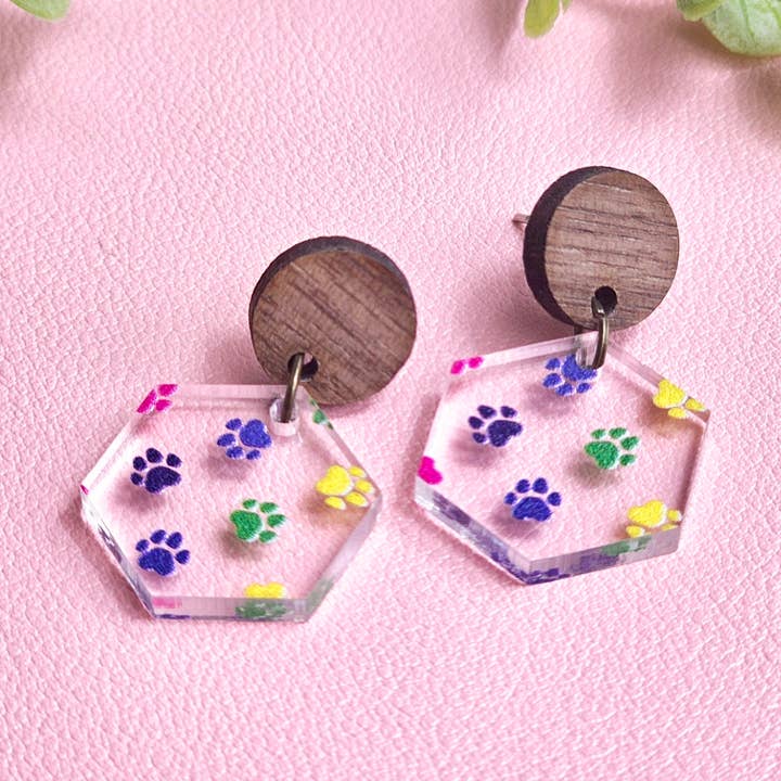 Petites boucles d'oreilles pendantes à motif de patte arc-en-ciel avec clou pour la vente par Jedi Woods LLC