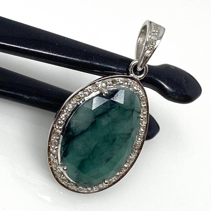 Emerald Diamond hanger, natuurlijke smaragdgroene sterling zilveren hanger, May Birthstone hanger, Pave Diamond hanger, 1,40 „x 0,75” voor wholesale door Akstar Gems
