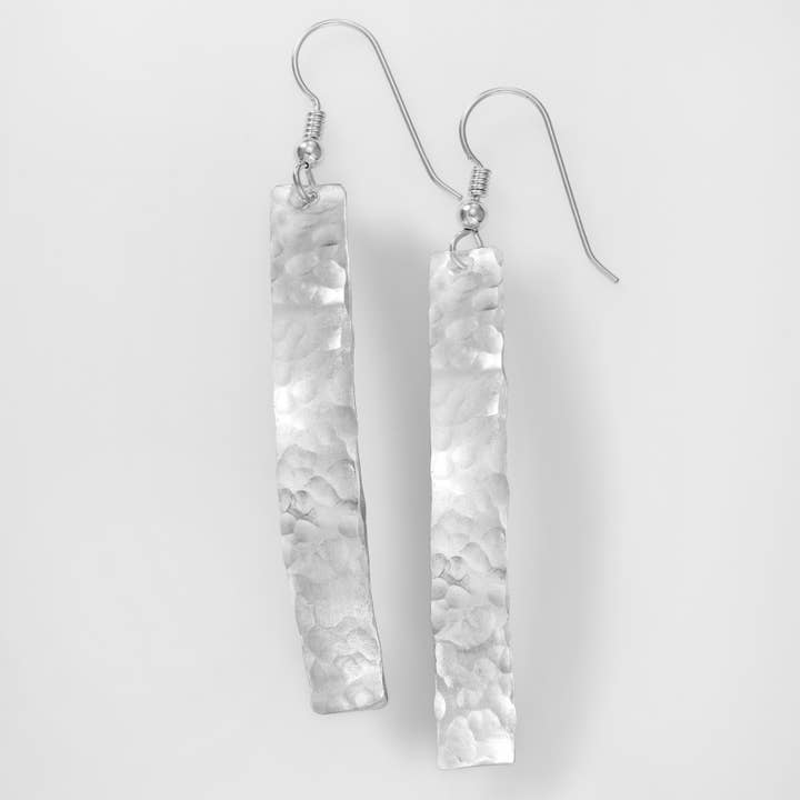 E08 Brincos de folha curva martelada esterlina sólida s por atacado de Serendipity Creations