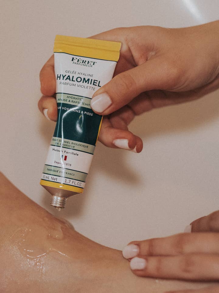 *ACHETEZ 1 OBTENEZ 1 À 50% DE RÉDUCTION* Gelée Hydratante Hyalomiel Violette pour la vente par Feret Parfumeur - Distributed by Scents of Europe