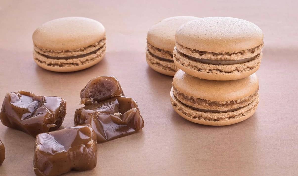 Macarons & Feinkost - Wholesale Cookie - Macaron Caramel – Creamy & Buttery (4.5cm)