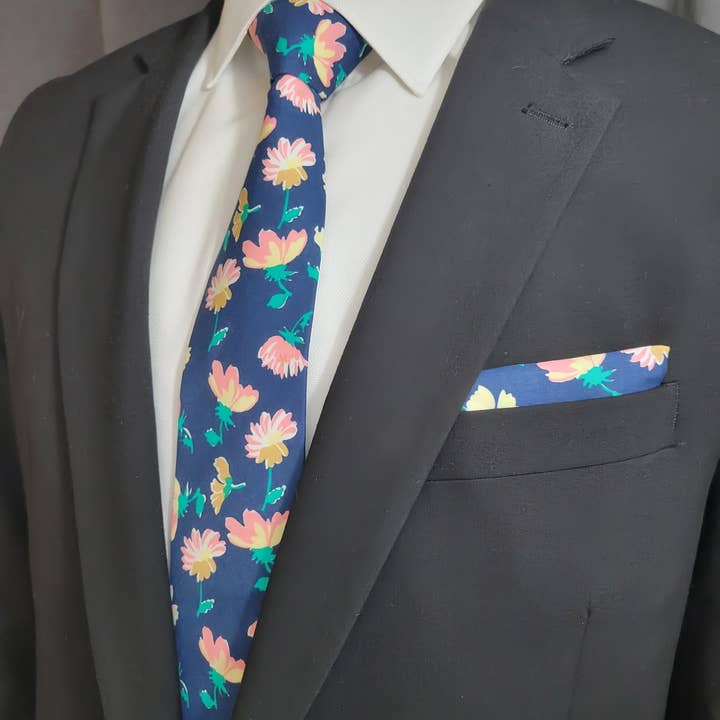 Blaue und grüne Krawatte und Einstecktuch mit Blumenmuster für den Großhandel von The Upscale Banker