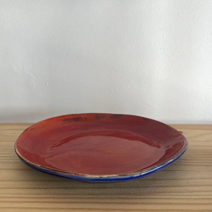 Blauer und brauner Teller für den Großhandel von GZR STUDIO