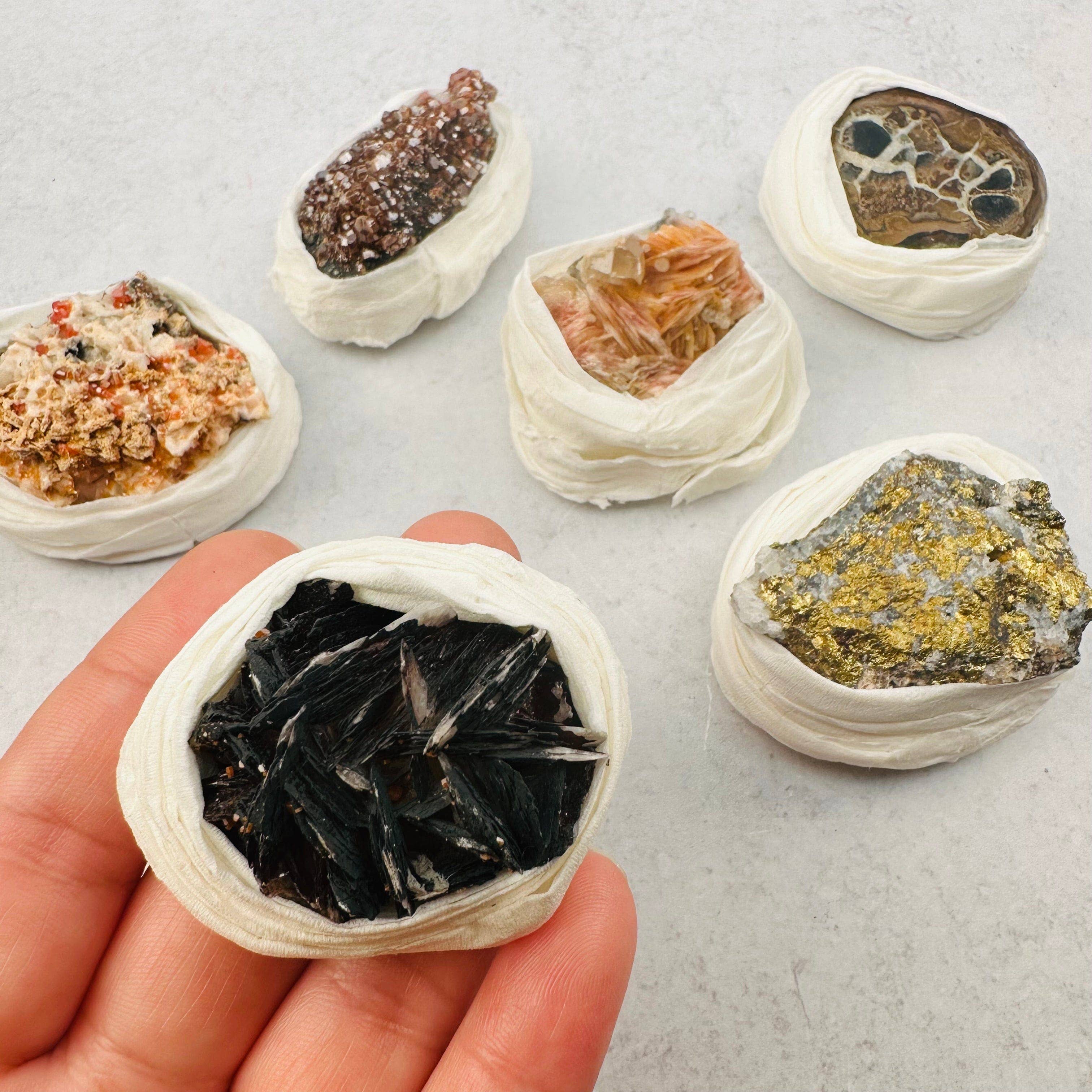 Rock Paradise - Wholesale Spiritual Stone/Crystal - 1 FLAT BOX of Natural Crystal Minerals - Mixed Minerals - Crystal Collection Set3