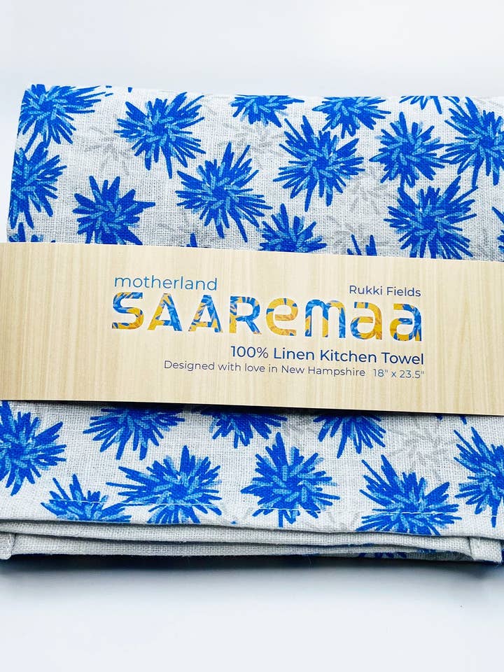 Des champs de bleuets balayés par le vent Rukki recouvrent ce torchon 100 % lin. pour la vente par Eva-Lea Design Studio