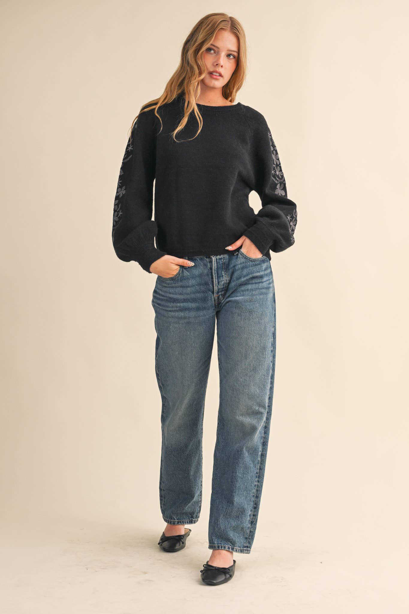 &MERCI - Wholesale Knit Sweater - Women's - PULLOVER SWEATER WITH FLORAL EMBROIDERED SLEEVES MSW1089010