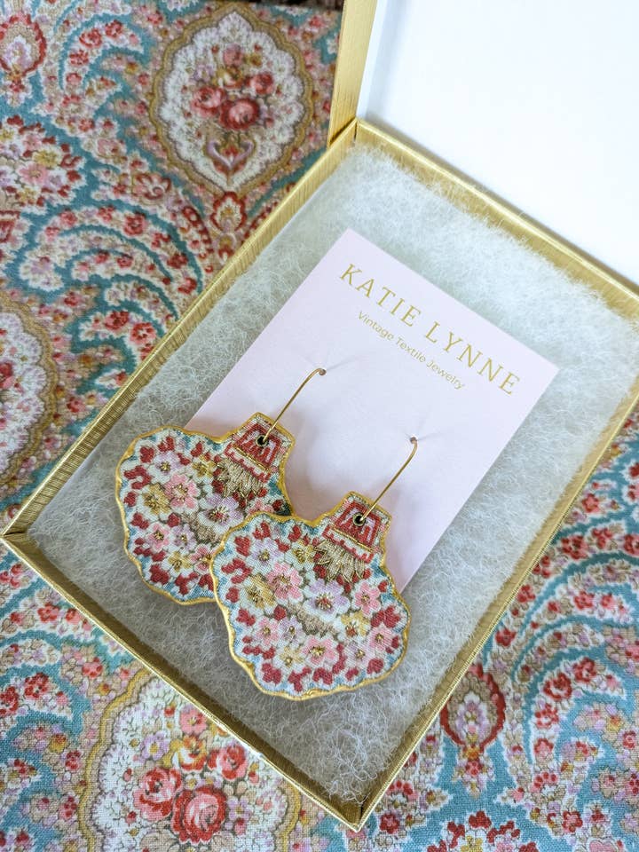 Boucle d'oreille pendante Juliet pour la vente par Katie Lynne - Vintage Textile Jewelry