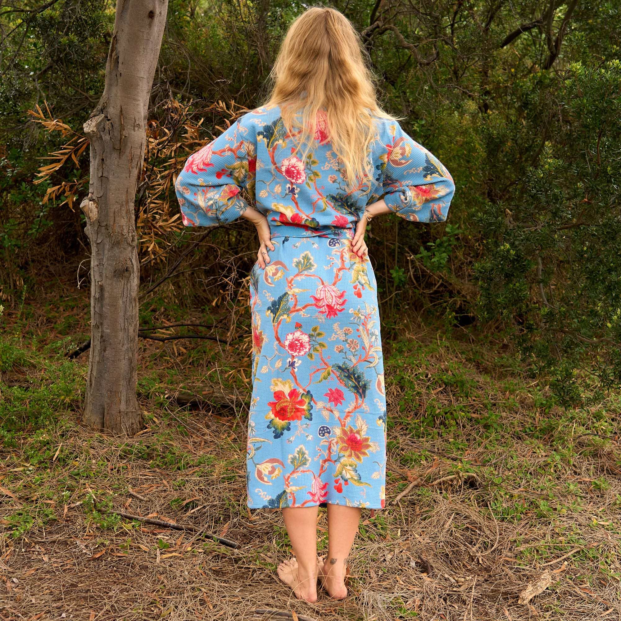 Glamthread – Großhandel Bademantel – Damen – Serene Sky Waffel-Baumwoll-Kimono-Bademantel - Florale Eleganz in Blau3