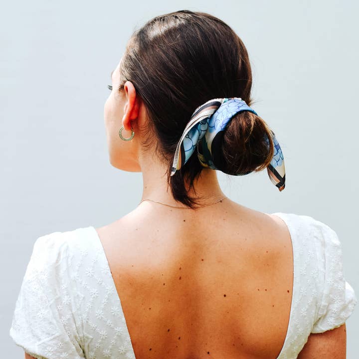 Arlo Goods – Großhandel Schal – Damen – Seidenschal mit Schlange und Hortensien7