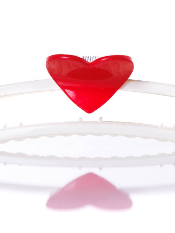 KRÄM MED RÖTT HJÄRTFORMAT KLÄMSPÄNNE för wholesale av Laura Elizibeth Fashion Limited