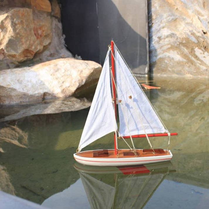 Hampton Nautical – Engroshandel Bordpynt – Dekorativ sejlbåd 12" - Rød Sejlbåd Model