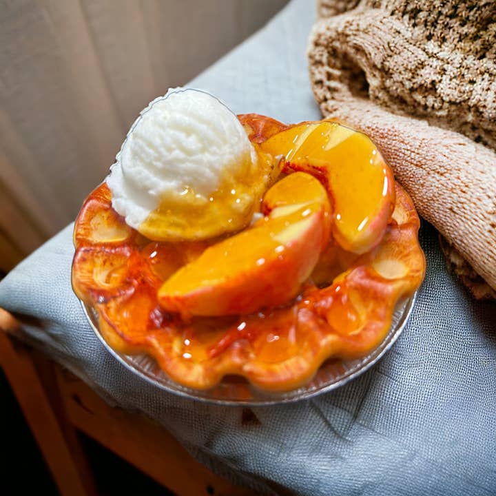White Dog Candle LLC - Wholesale Novelty Candle - Peach pie a la mode 5” candle.