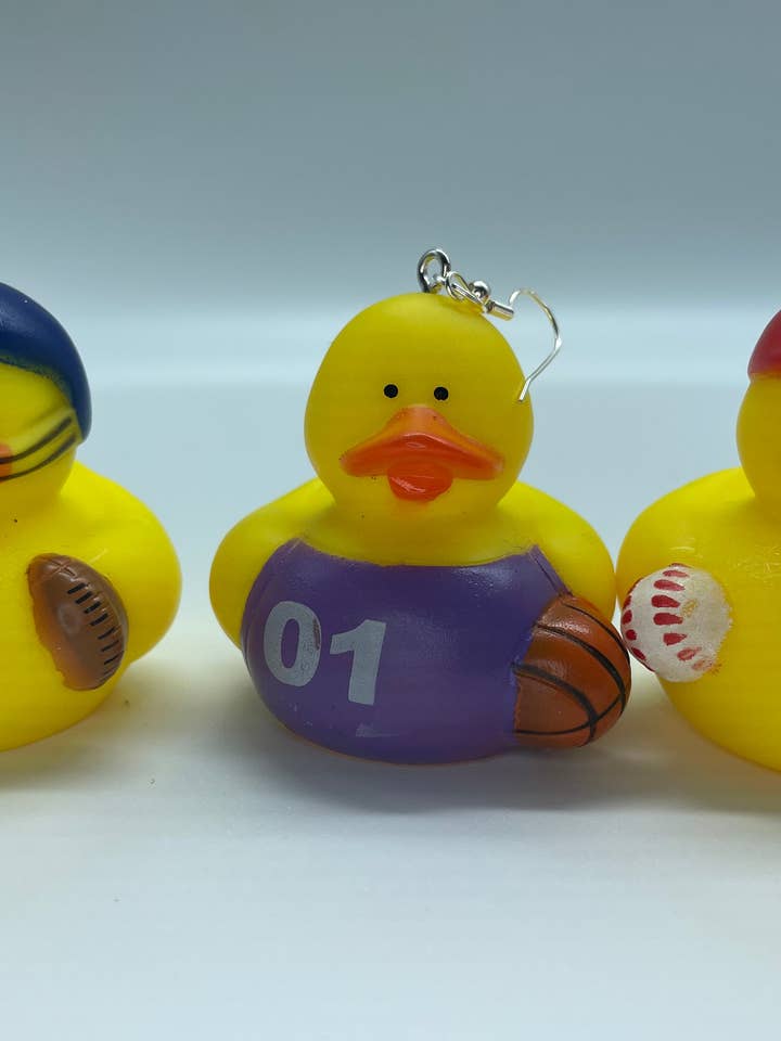 Boucles d'oreilles Lil Sports en forme de canard en caoutchouc ! Disponible dans Basketball Duck, Baseball Duck et Football Duck ! pour la vente par R59Creates