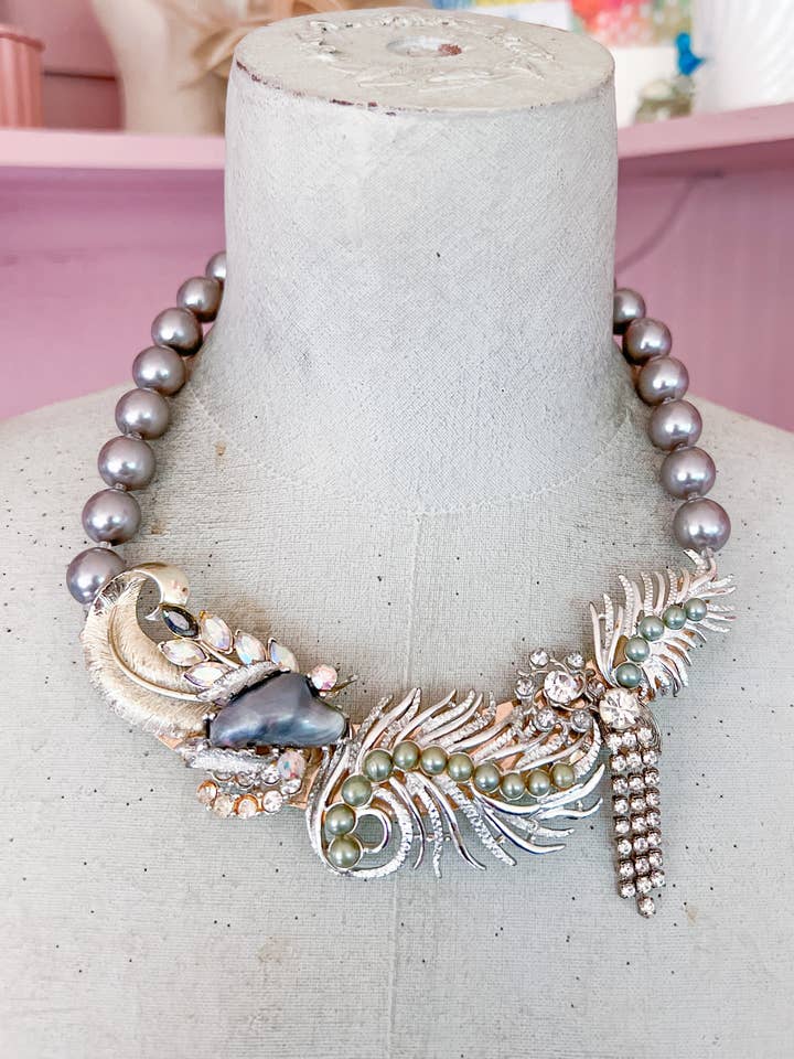 Colar Romântico Vintage Reciclado, Feito à Mão Único por atacado de Jo Noelle