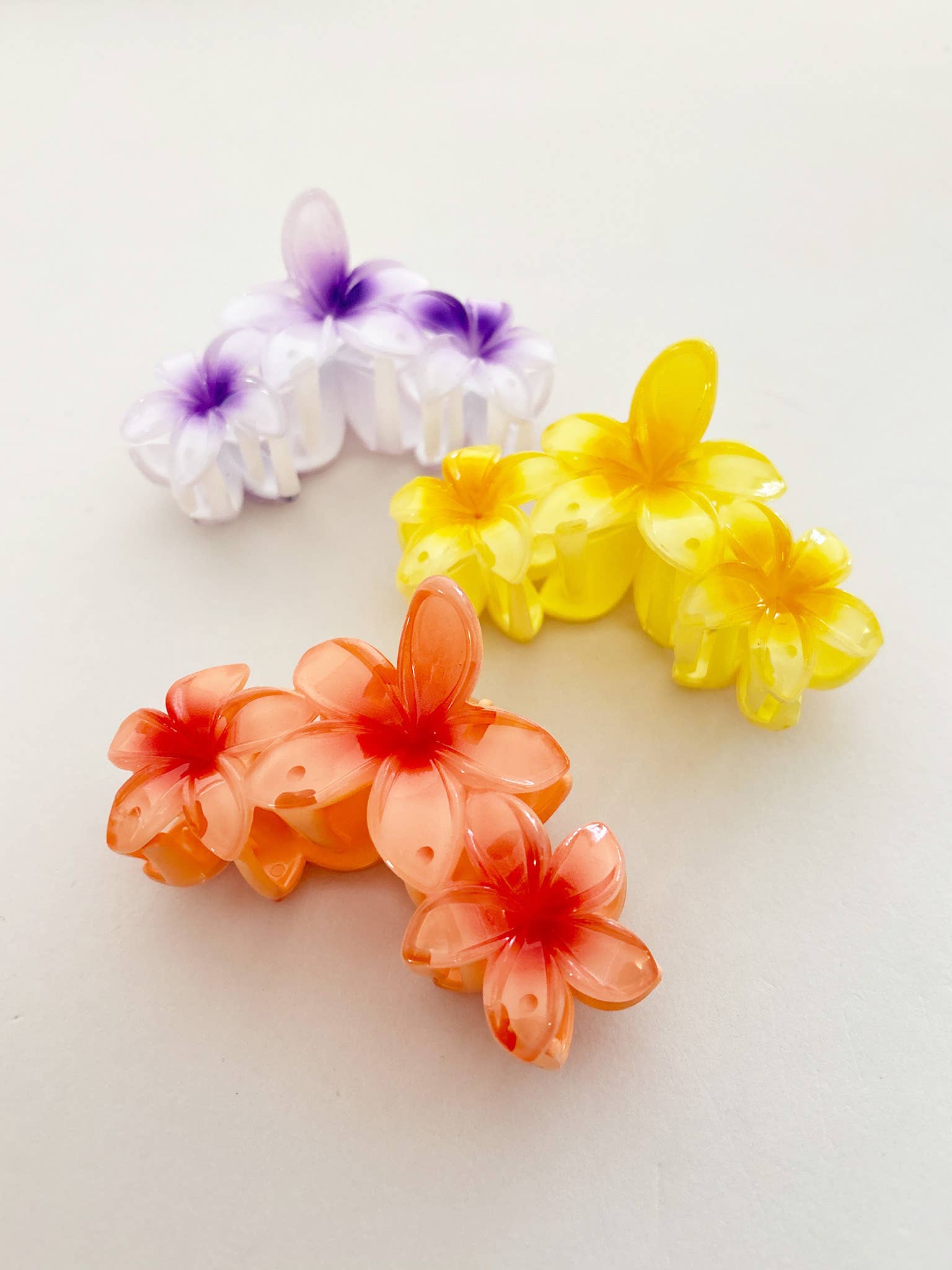 Angels Whisper Accessories – Großhandel Haarclip – Damen – Dreier-Set Haarspangen mit hawaiianischen Blumen (3 Farben)0