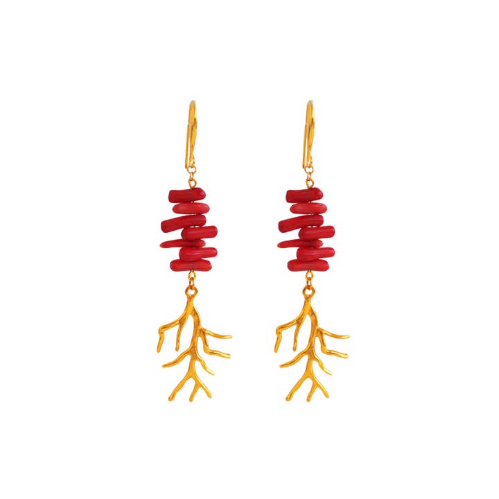 Gouden oorbellen met koraalkleurige druppelvormige bengeltjes voor dames voor wholesale door MARA MADE IN GREECE