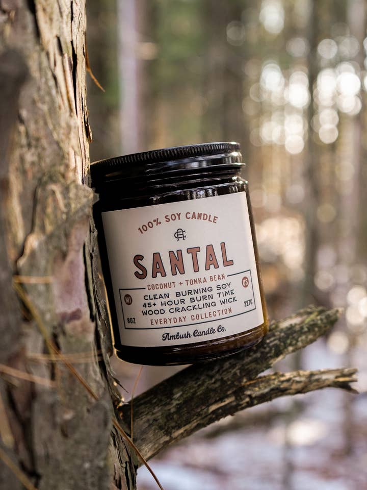 Santal | Kokosnøde+Tonka Bean 8 oz sojalys for engroshandel hos Ambush Candle Co.