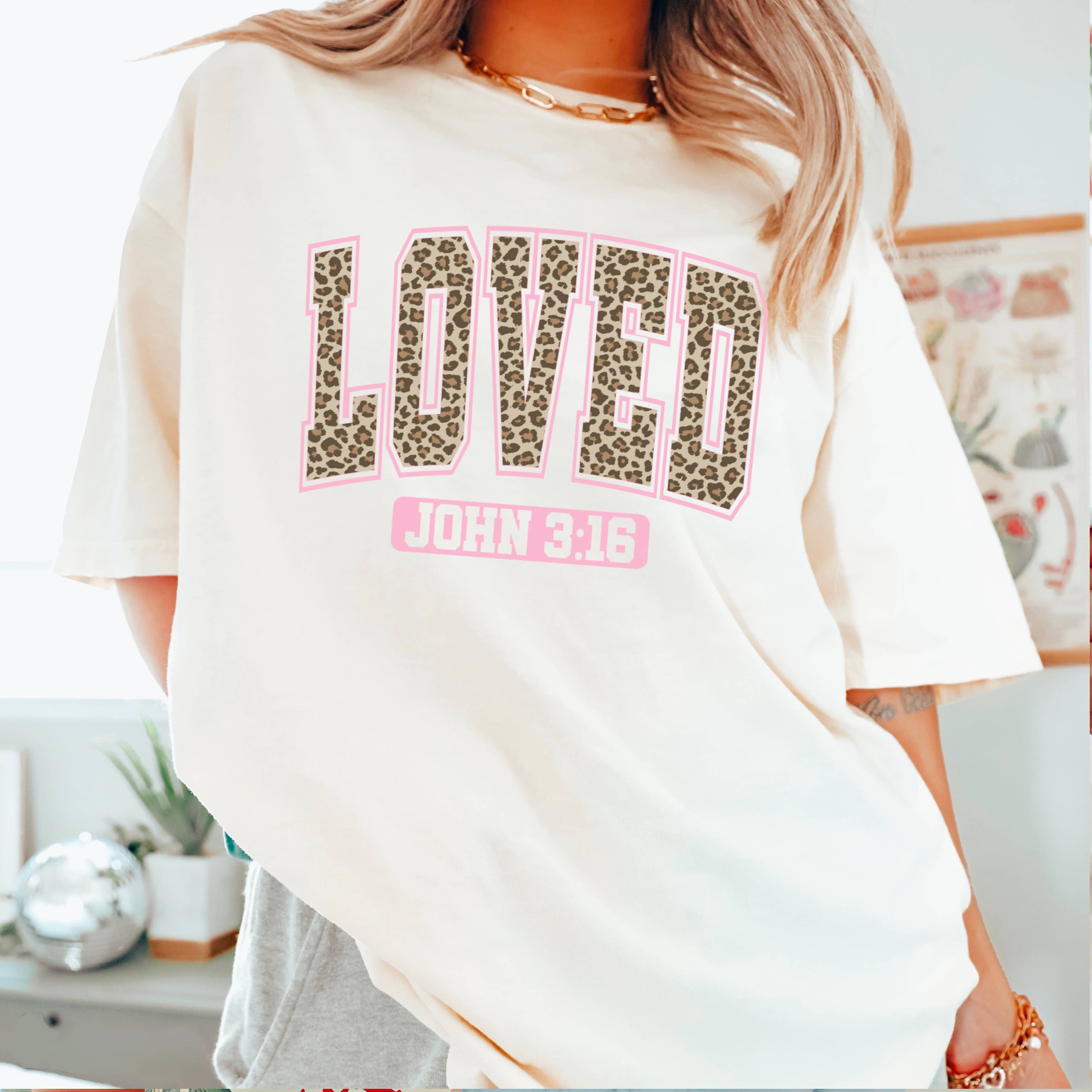 Shoppe SHC – Großhandel T-Shirt mit Siebdruck – Damen – Leopard Liebte Valentinstag Shirt | Comfort Colors3