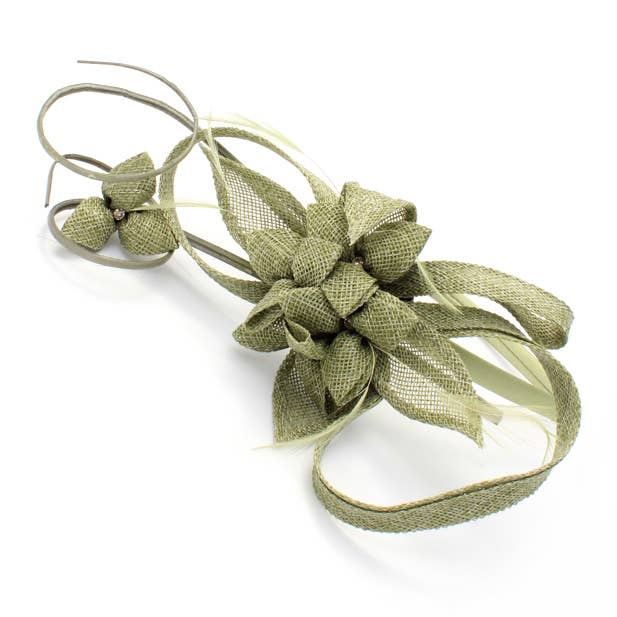 Inca UK – wholesale Fascinator-hatt - Dam – Stil Ruby. Sage Green sinamay blommafascinator med fjädrar2
