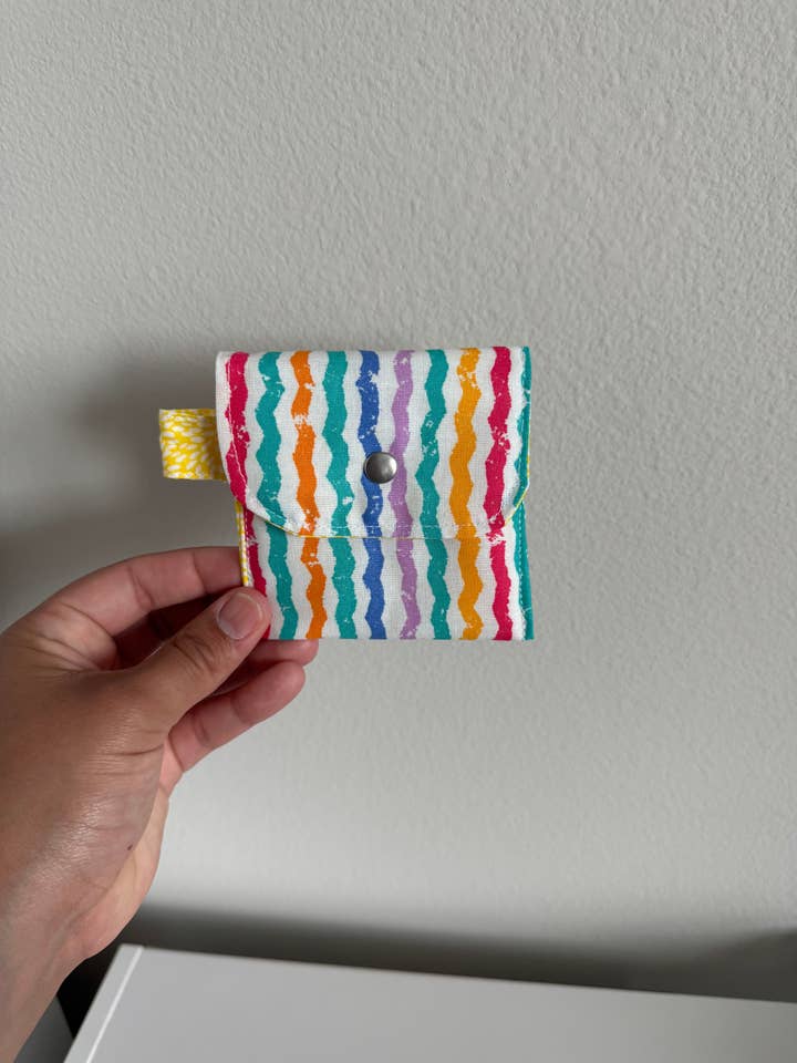 Stripes AirPod-etui for engroshandel hos Canys & Co