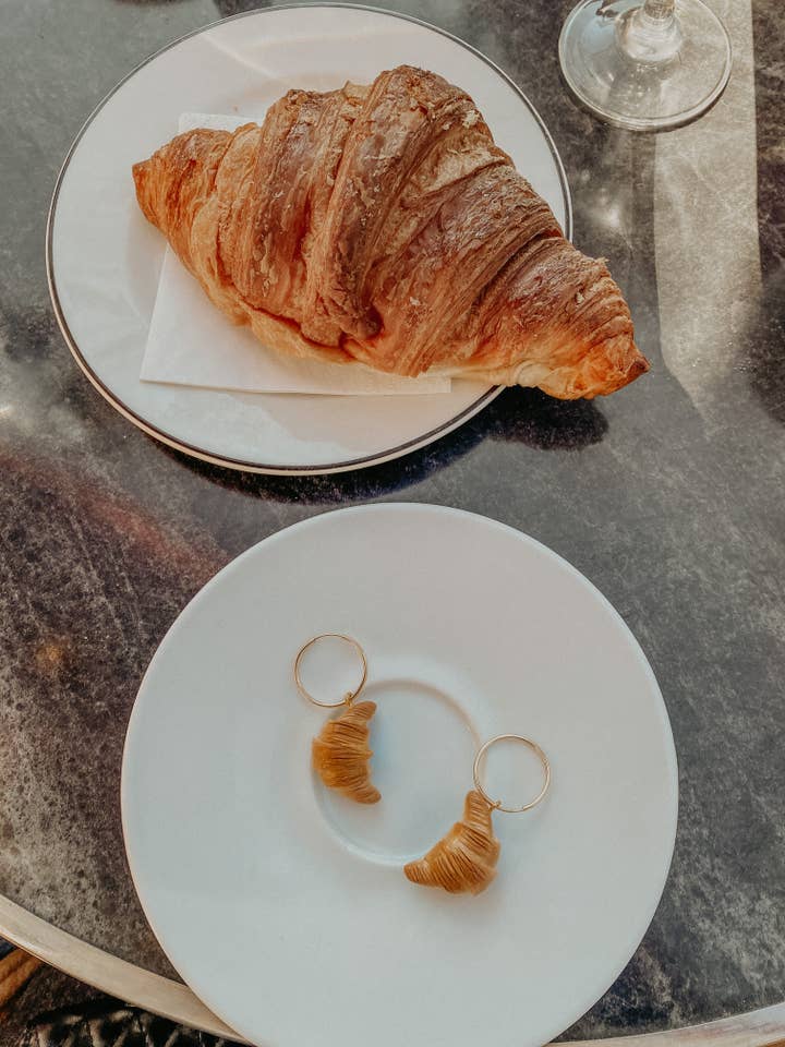 Breloques croissant avec créoles dorées pour la vente par Corvega Clay Goods