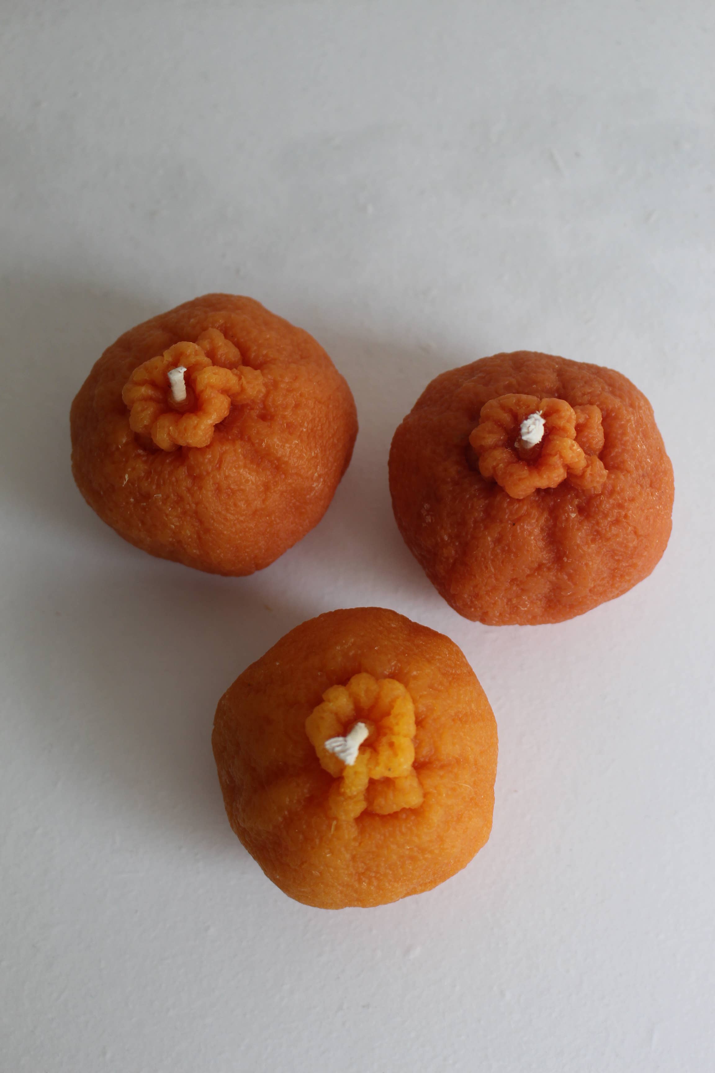 Jewitches – Großhandel Geschenkkerze – Sumo Figurale Duftkerze aus Bienenwachs, Mandarin-Orange1