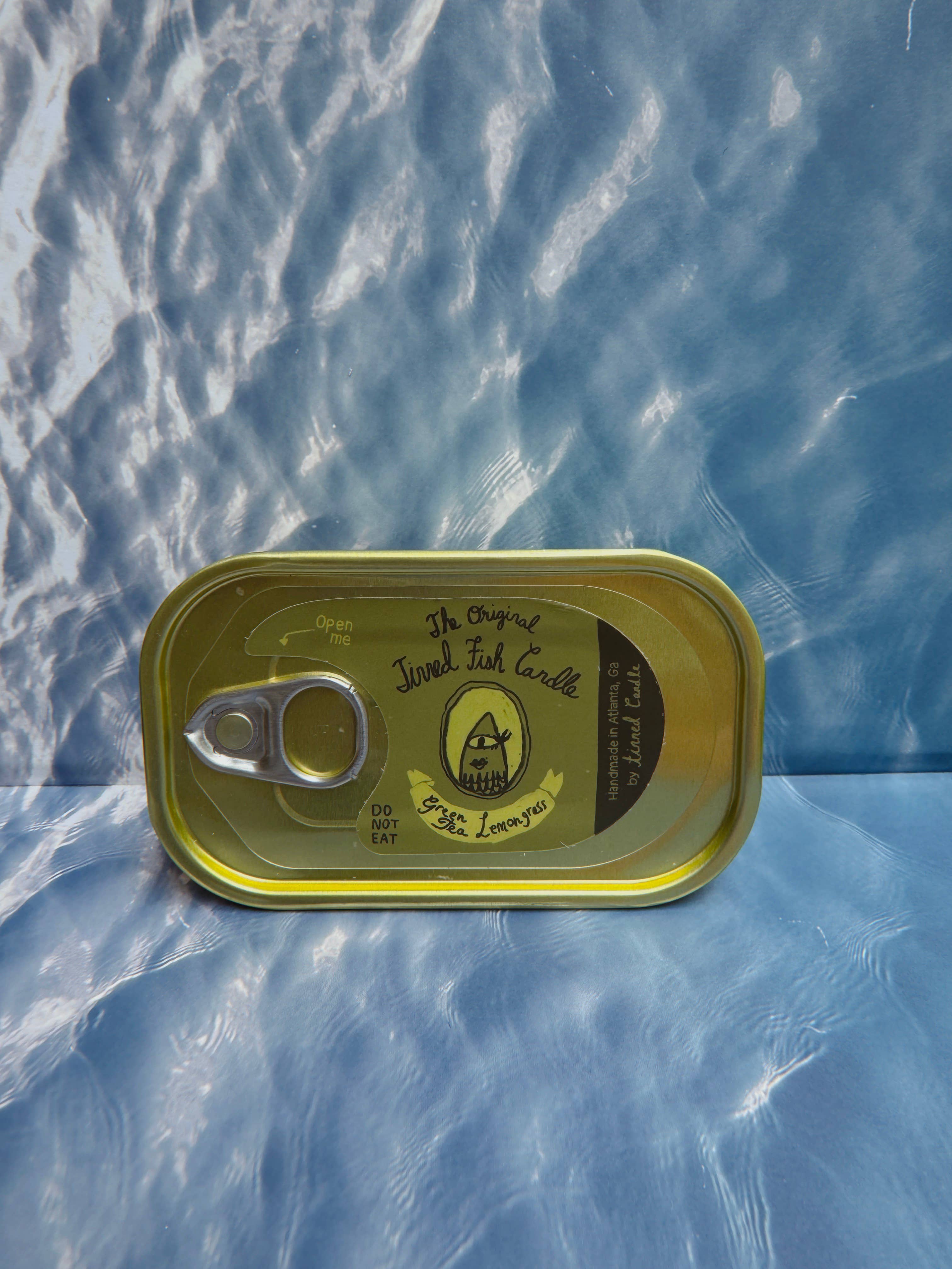 Tinned Candle – Velas de decoração por atacado – Vela em Lata Formato Peixe - Chá Verde e Capim-limão1