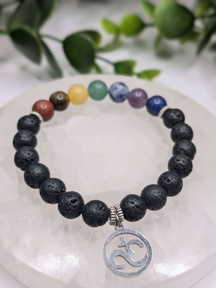 Pulsera de piedra de lava de 7 chakras de 8 mm con dije OM para venta al por mayor de Moonbeam Healing