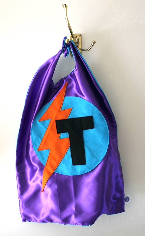 The Flat Of Kat – Großhandel Cape – Kinder – Superhelden-Umhang für Kinder mit Initiale4