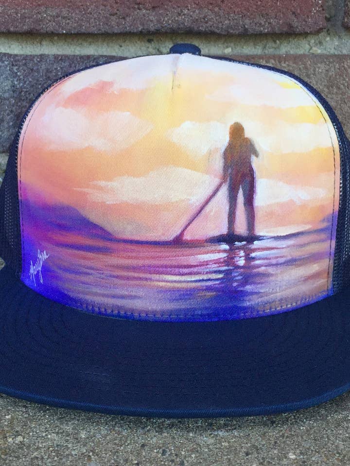 Casquette de camionneur « SUP Girl » peinte à la main sur fond bleu marine pour la vente par Mary Bea Art