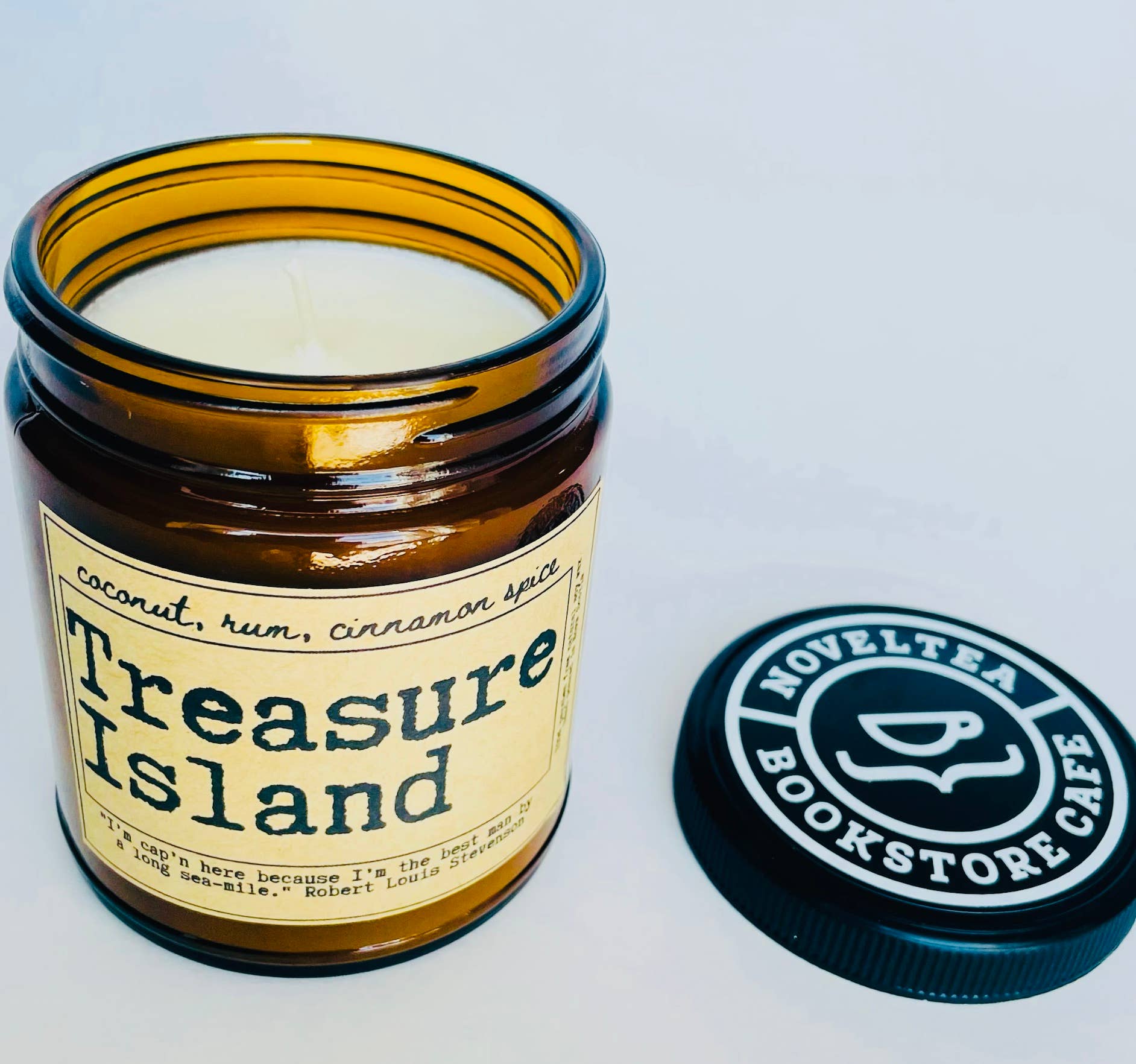 NovelTea Bookstore & Gifts - Vente Bougie en bocal - Treasure Island - Bougie parfumée à la noix de coco et au rhum8