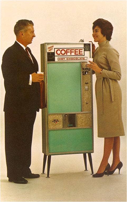 Found Image Press – wholesale Magnet – Magnet AC-155 står vid kaffeautomaten0