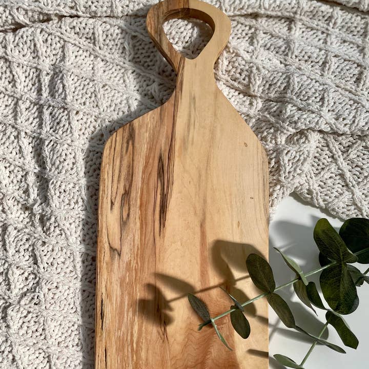 Petit plateau de charcuterie abstraite en érable pour la vente par Studio Julien