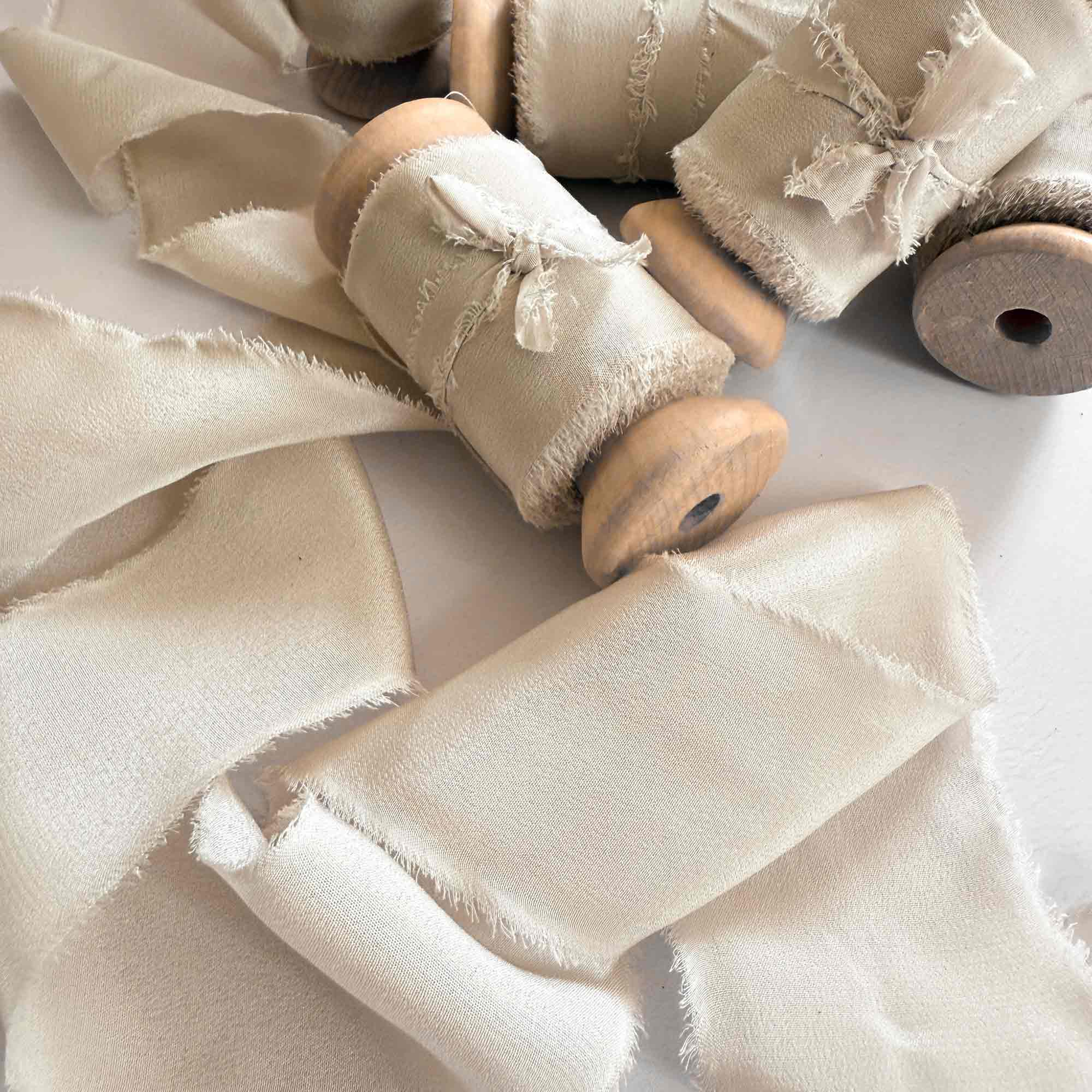The Natural Paper Company - Vente Ruban – emballage cadeau - Ruban de soie couleur putty | Rouleau de ruban de soie beige naturel3