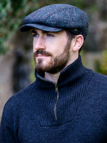 Herrkeps Kerry 31 i 100 % tweed med vadderat foder och elastisk bak för wholesale av Mucros Weavers