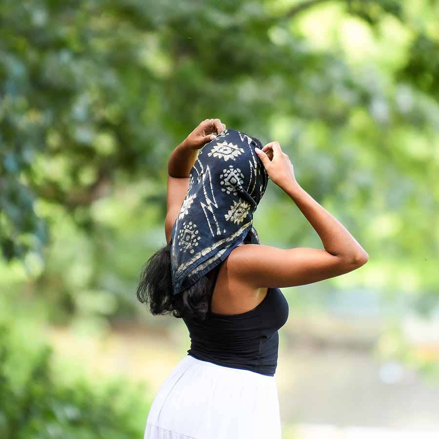 Ichcha - Venta al por mayor Bandana - Unisex - Pañuelo de Carbón, Pañuelo de Cabeza de Algodón y Seda con Estampado en Bloque | Jyoti3