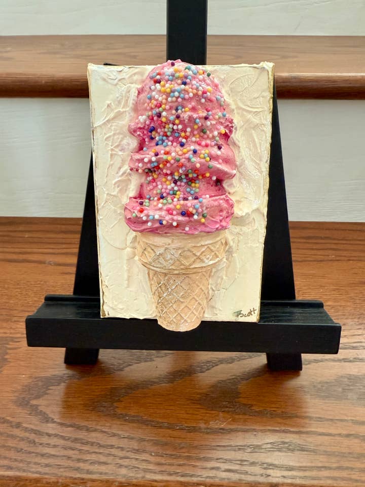 Cône de gâteau glacé en argile de 4x6 pouces avec des vermicelles pour la vente par TamScottArt