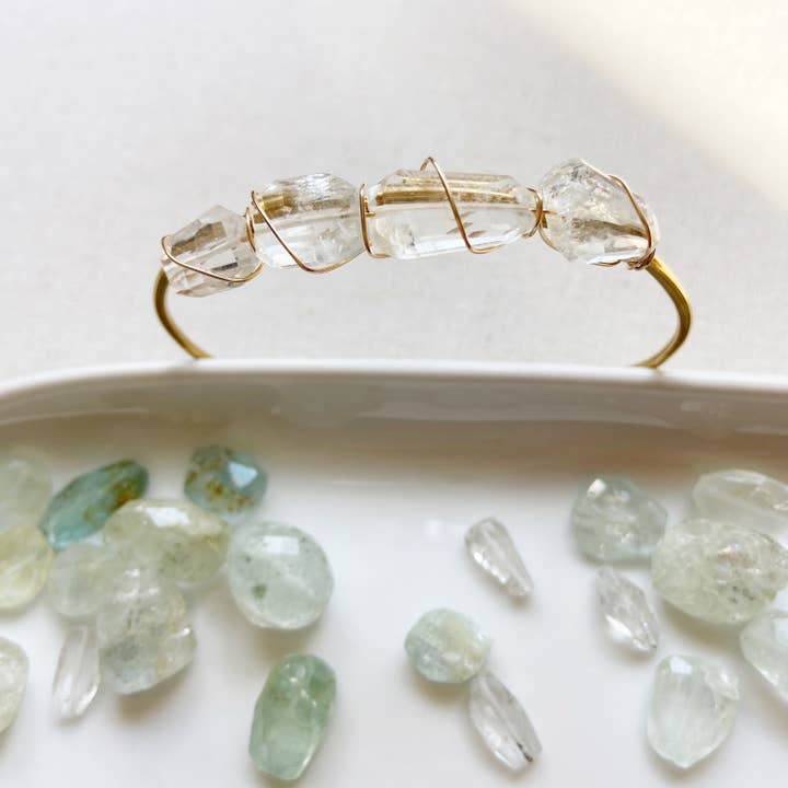 Manchette en métal serti de pierres précieuses | Aquamarine | Laiton pour la vente par Champagne on a Wednesday