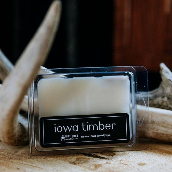 La cera per legno dell'Iowa si scioglie per la vendita all'ingrosso da parte di Dirt Road Candle Co