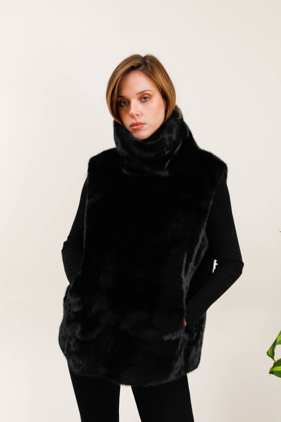 MOOYA - Wholesale Outerwear Vest - Women's - Faux fur sleeveless vest - DD0064