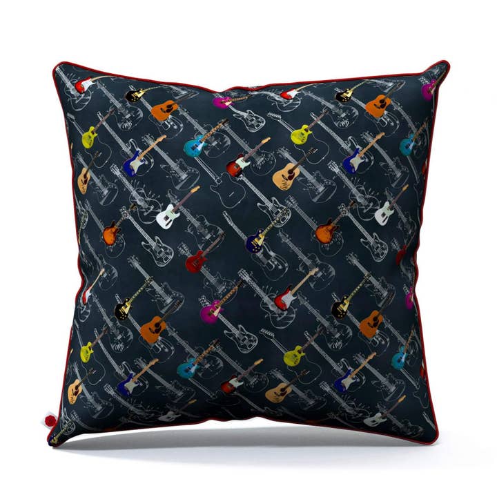 Brian M. Guitar pude 50 x 50 cm for engroshandel hos Wolff Blitz Interior