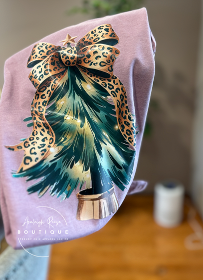 Trendy Chic Apparel LLC - Venta al por mayor Sudadera estampada - Mujer - Sudaderas y camisetas con estampado de árbol y lazo de leopardo.0