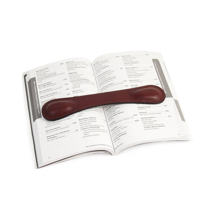 Poids du livre en cuir beige. pour la vente par BeyBerk International